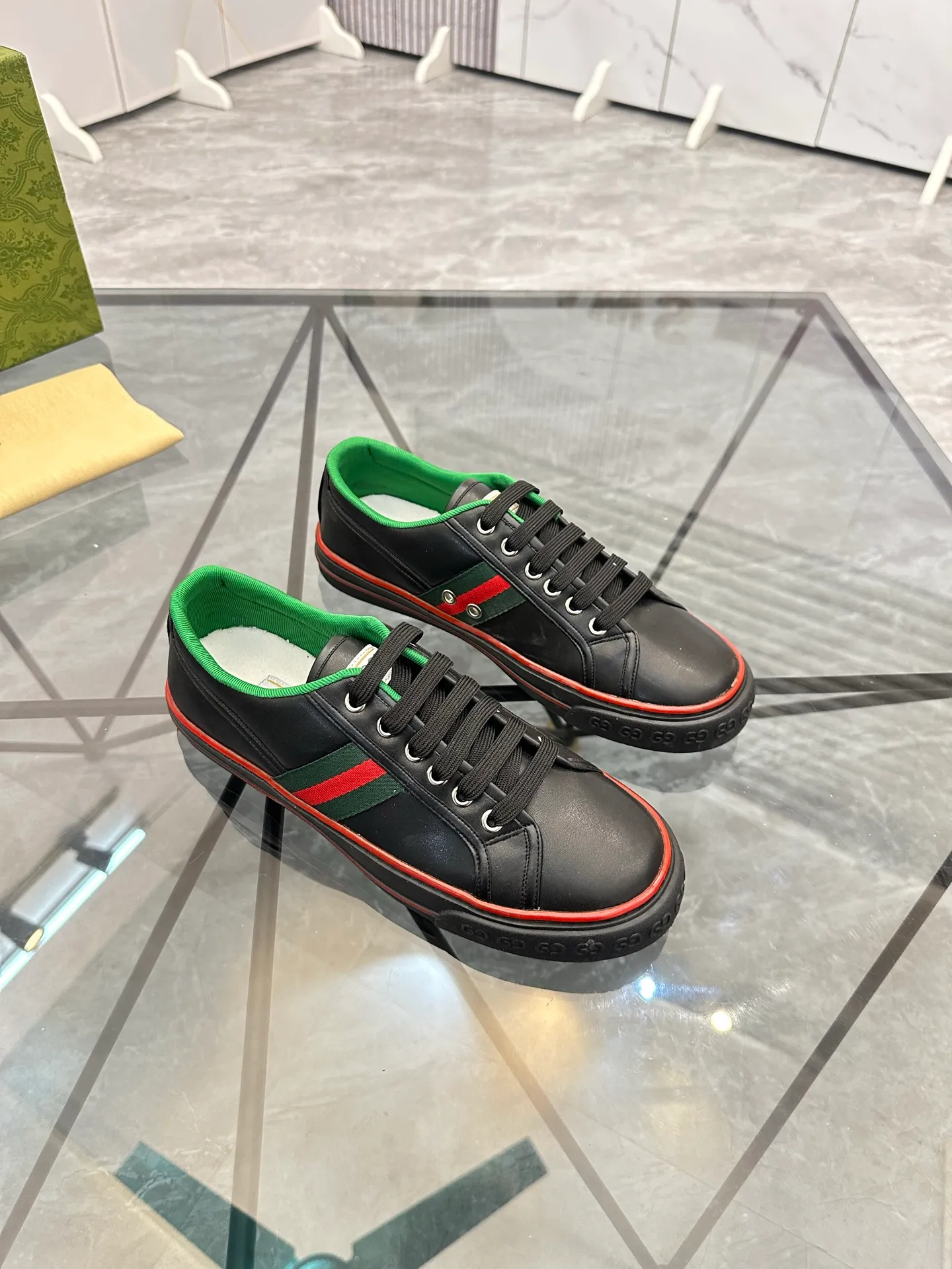Men's shoes: 💰P380¥ Product trademark: Gucci* "Gucci*" low-top casual shoes Regular size: 38-44 (can be customized to 45.46.) Product materials: Original material from the upper counter, breathable lining, original outsole. Number: 661